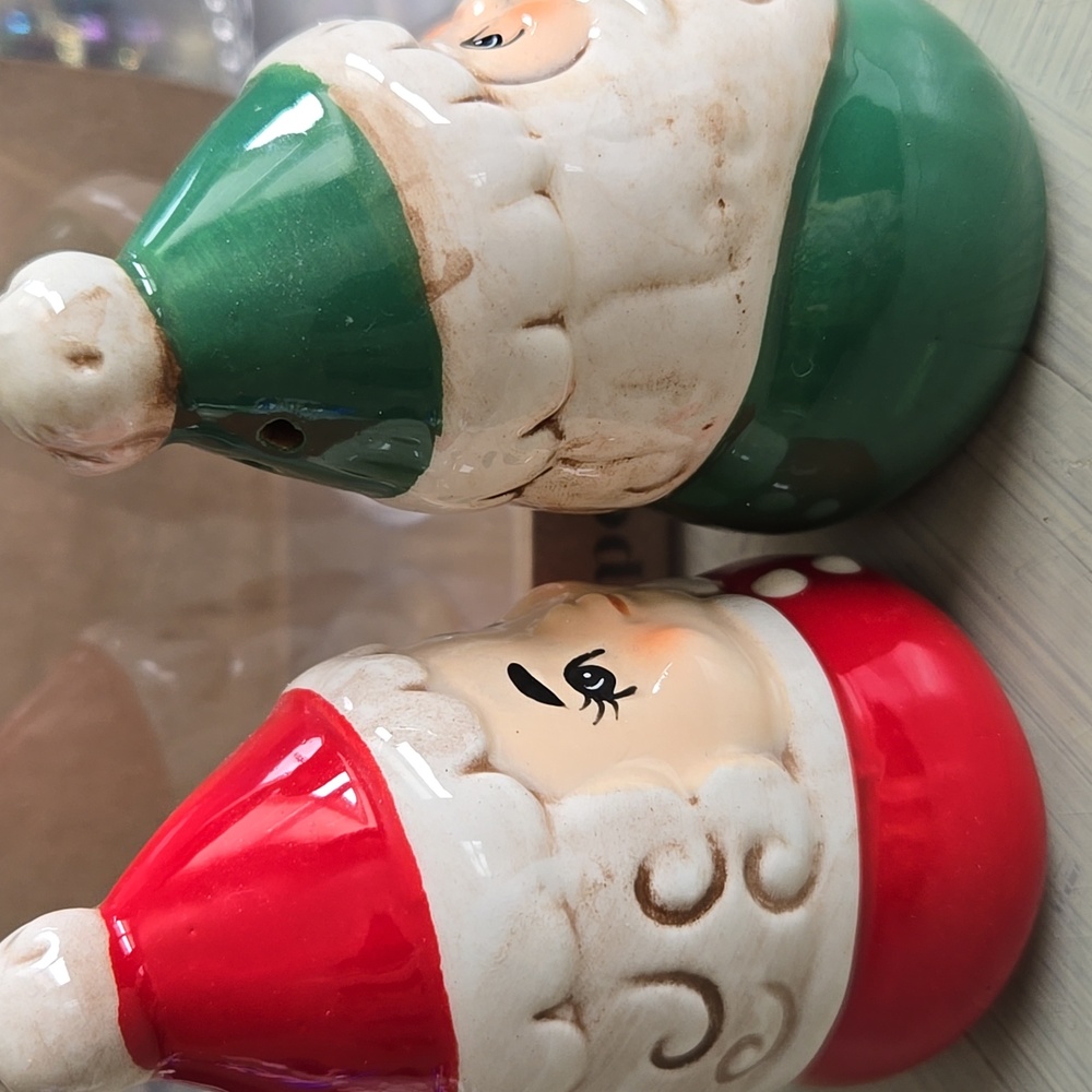 COLLECTIBLE JOHANNA PARKER SANTA & MRS. CLAUS SALT & PEPPER SHAKERS - Picture 7 of 10